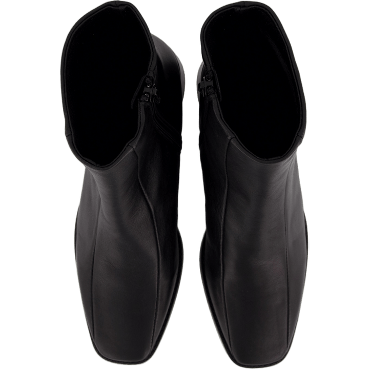 Pega Black